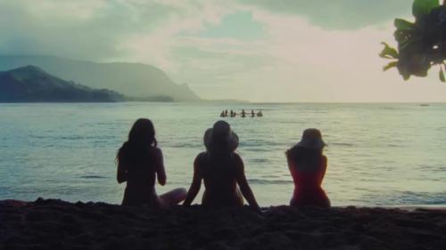 Katy-Perry-Harleys-in-Hawaii-049