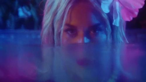 Katy-Perry-Harleys-in-Hawaii-052