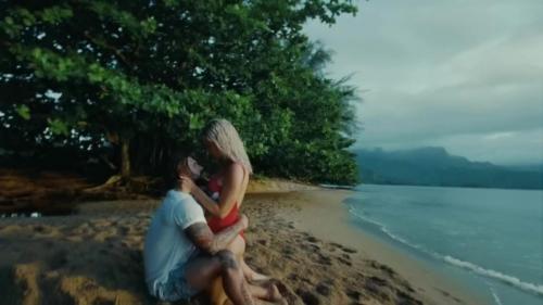 Katy-Perry-Harleys-in-Hawaii-053