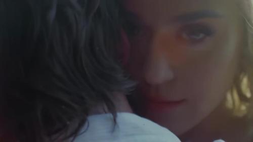 Katy-Perry-Harleys-in-Hawaii-059