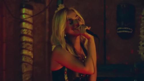 Katy-Perry-Harleys-in-Hawaii-061