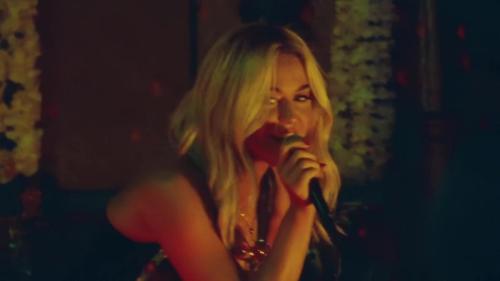 Katy-Perry-Harleys-in-Hawaii-062