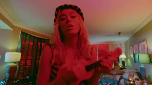 Katy-Perry-Harleys-in-Hawaii-065