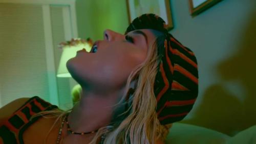 Katy-Perry-Harleys-in-Hawaii-070