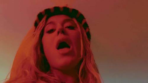 Katy-Perry-Harleys-in-Hawaii-072