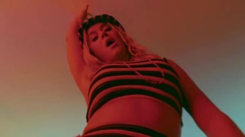 Katy-Perry-Harleys-in-Hawaii-073