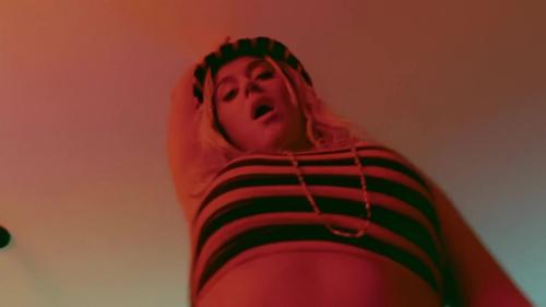 Katy-Perry-Harleys-in-Hawaii-074