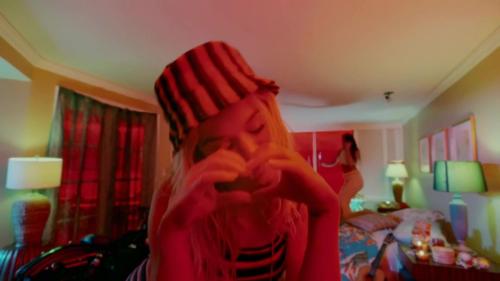 Katy-Perry-Harleys-in-Hawaii-076