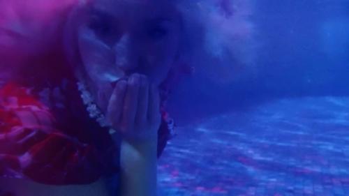 Katy-Perry-Harleys-in-Hawaii-082