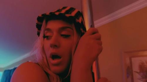 Katy-Perry-Harleys-in-Hawaii-083