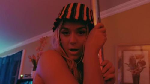 Katy-Perry-Harleys-in-Hawaii-084