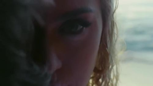 Katy-Perry-Harleys-in-Hawaii-097