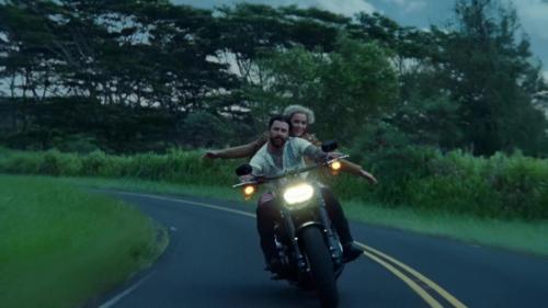 Katy-Perry-Harleys-in-Hawaii-100