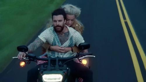 Katy-Perry-Harleys-in-Hawaii-125