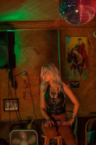 Katy-Perry-Harleys-in-Hawaii-007