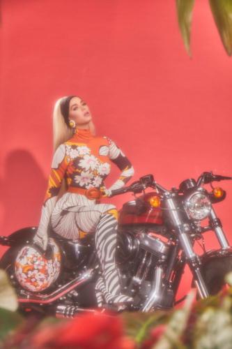 Katy-Perry-Harleys-in-Hawaii-002