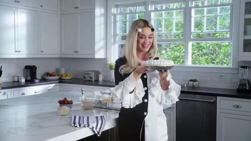 Katy-Perry-Smile-004