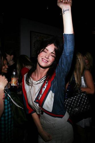 Katy-Perry-Guest-DJs-At-Gallery-Bar-002