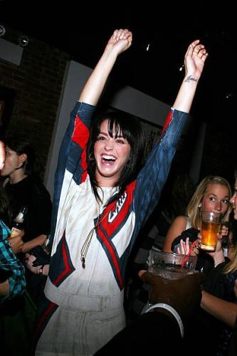 Katy-Perry-Guest-DJs-At-Gallery-Bar-010