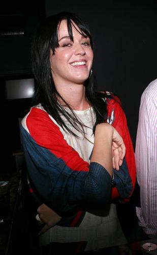 Katy-Perry-Guest-DJs-At-Gallery-Bar-011